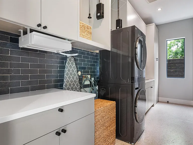 1175 San Bernard St — Photo 13