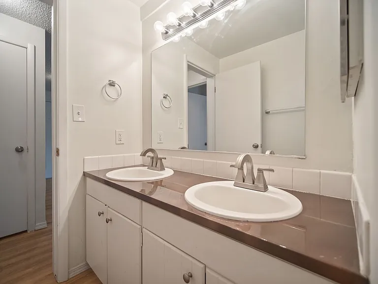 Renovated 1bd/1ba Millwood Apartment | A/C | Covered Parking | Pet Friendly | Avail 9/1/26 — Photo 17