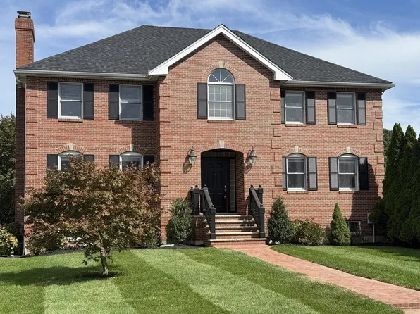 4 Gavin Cir, Stoneham, MA 02180