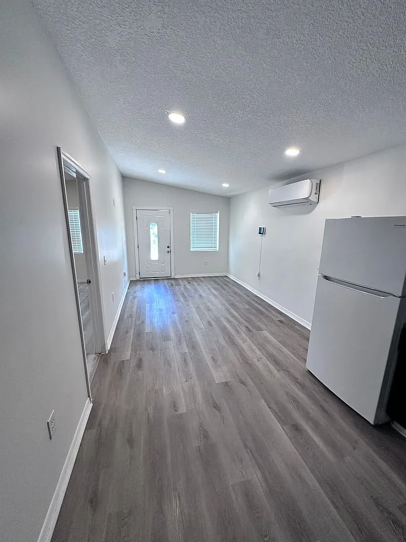 Hidden Murray Hill Gem Private Rear Unit Available — Photo 3