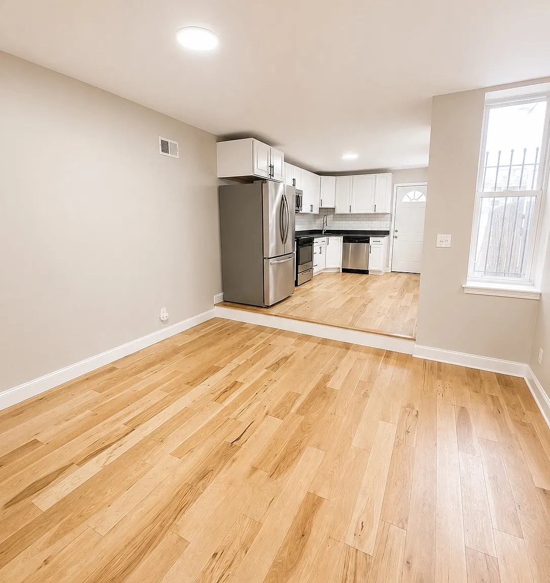 5 bed, 1400 sqft, $2,475 — Photo 3