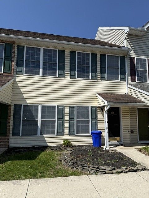 1st image of 104 S Earl St
