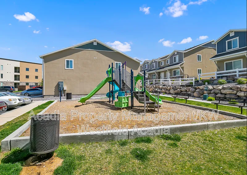 3 bed, 2.5 bath, 1376 sqft, $1,849 — Photo 3
