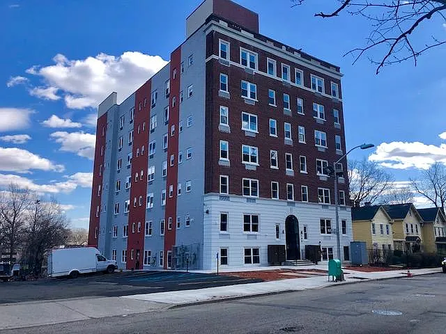 106 N Grove St — Photo 2