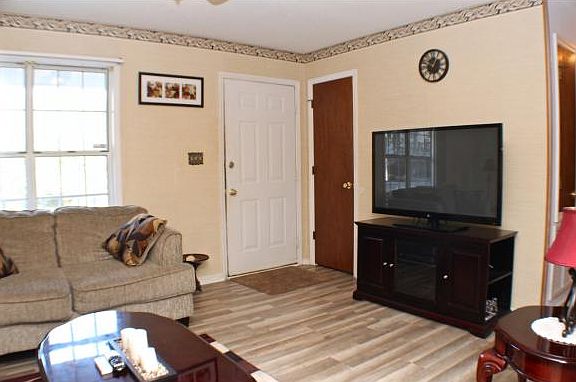 3rd image of 107 Pelham Ct