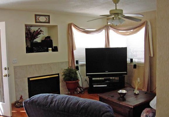 Family room w/ Fireplace
