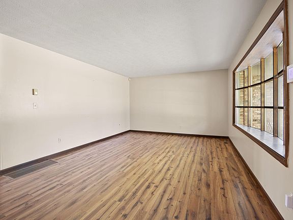 4th image of 295 Hampton Ave