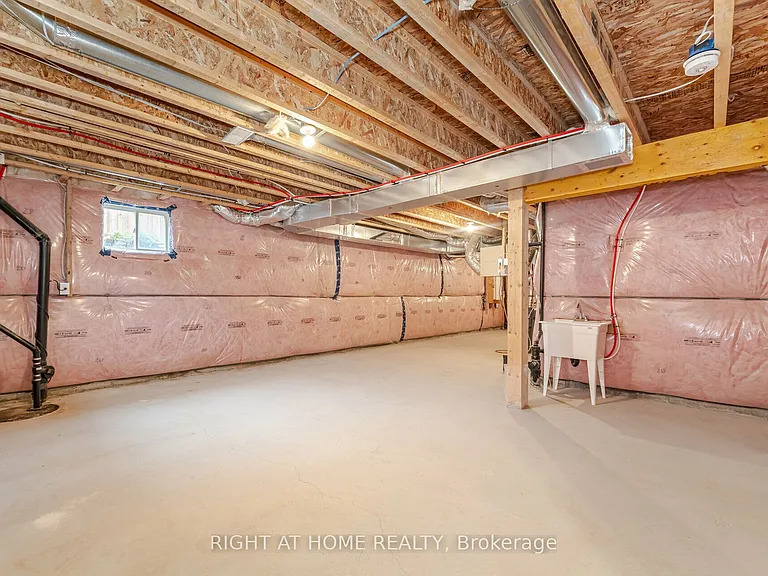 908 Sumac Cres — Photo 41