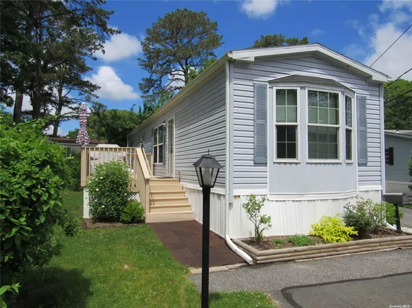 525-D6 Riverleigh Avenue #D6, Riverhead, NY 11901