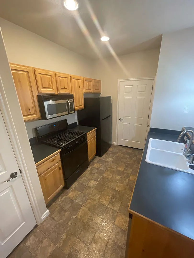 Beautiful Newly Renovated Townhome — Photo 4