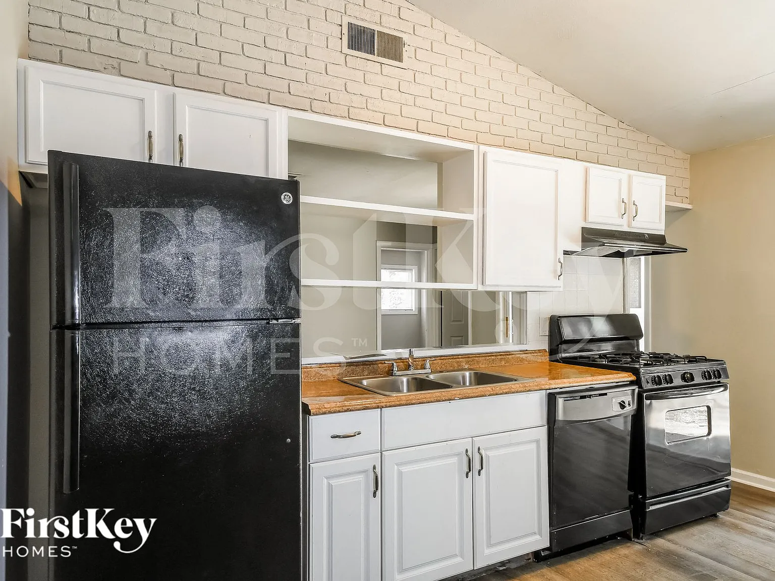 4 bed, 2.0 bath, 1372 sqft, $1,900 — Photo 4