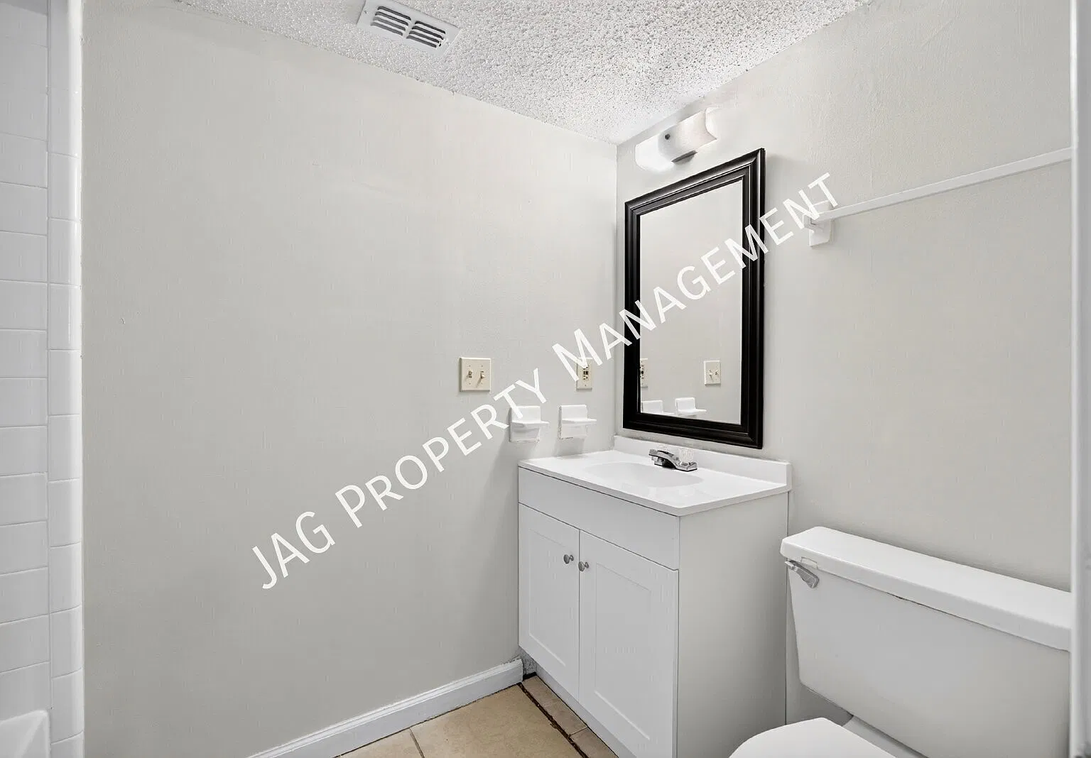 "Charming 2-Bedroom Retreat in Orange Park" — Photo 4