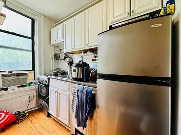 520 East 6th Street image 5 of 11