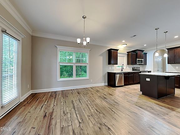 4th image of 38 Coventry Ln