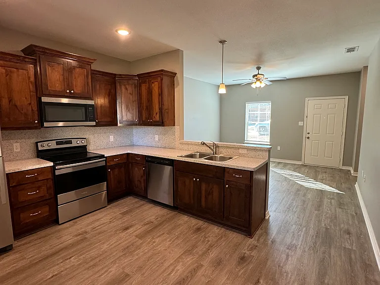 572 Ivy Ln — Photo 6