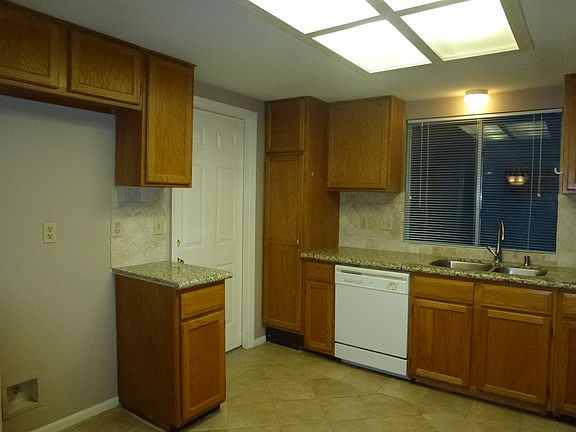 4th image of 706 Mountain Meadows Dr