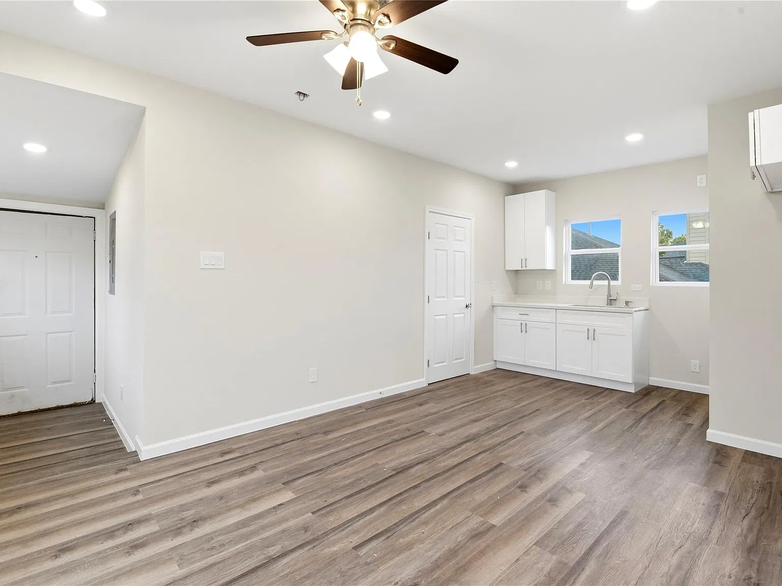 7010 Brownsville St — Photo 4