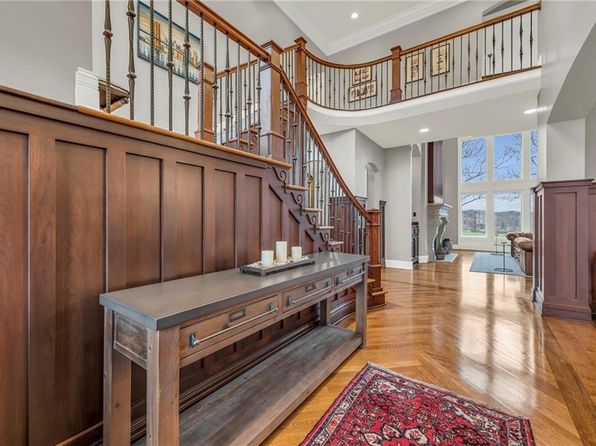 6420 N National Dr, Parkville, MO 64152