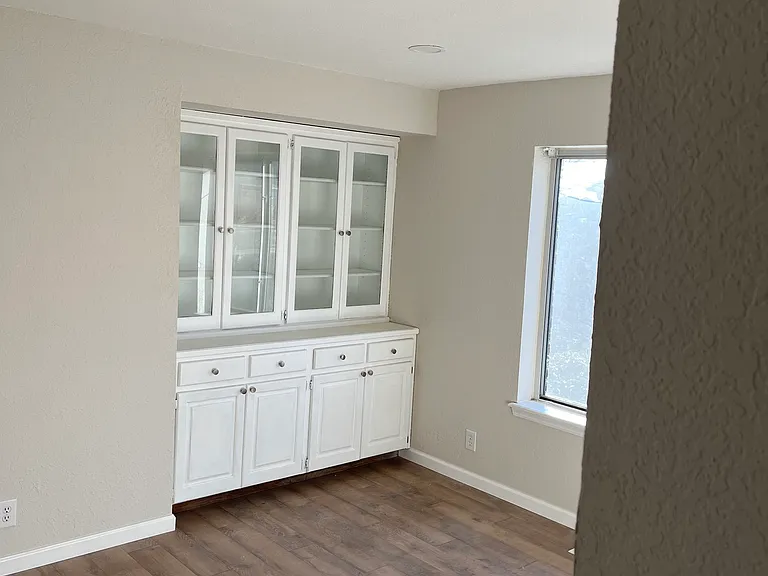 2709 Bishops Dr — Photo 2