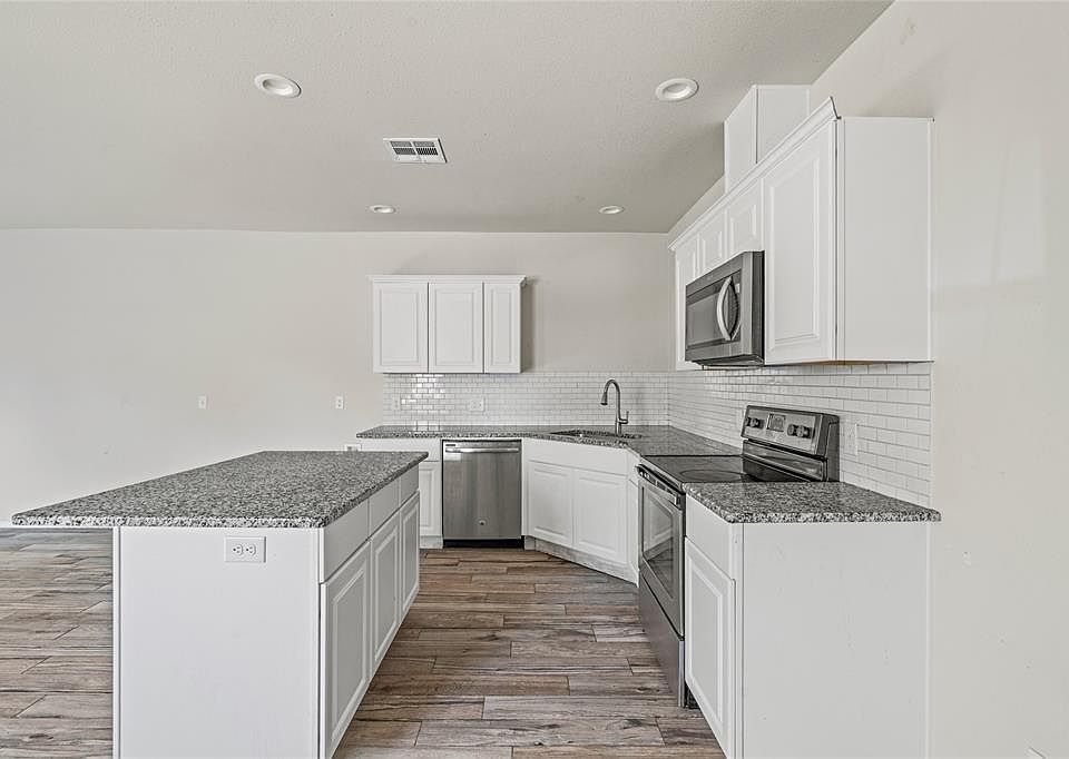 1st image of 1401 E Woodson St