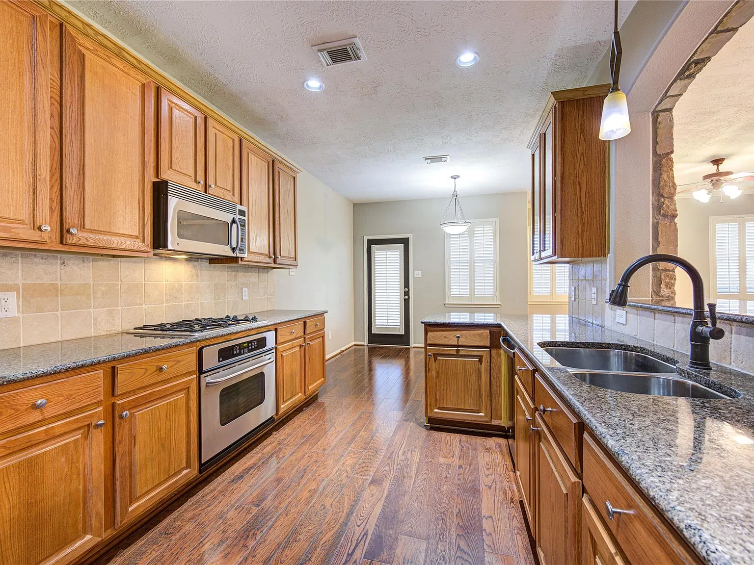 2 bed, 2.5 bath, 1850 sqft, $1,995 — Photo 3