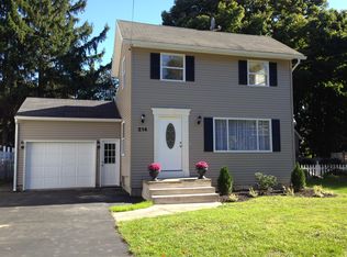 214 Pierce Ave, Hamburg, NY