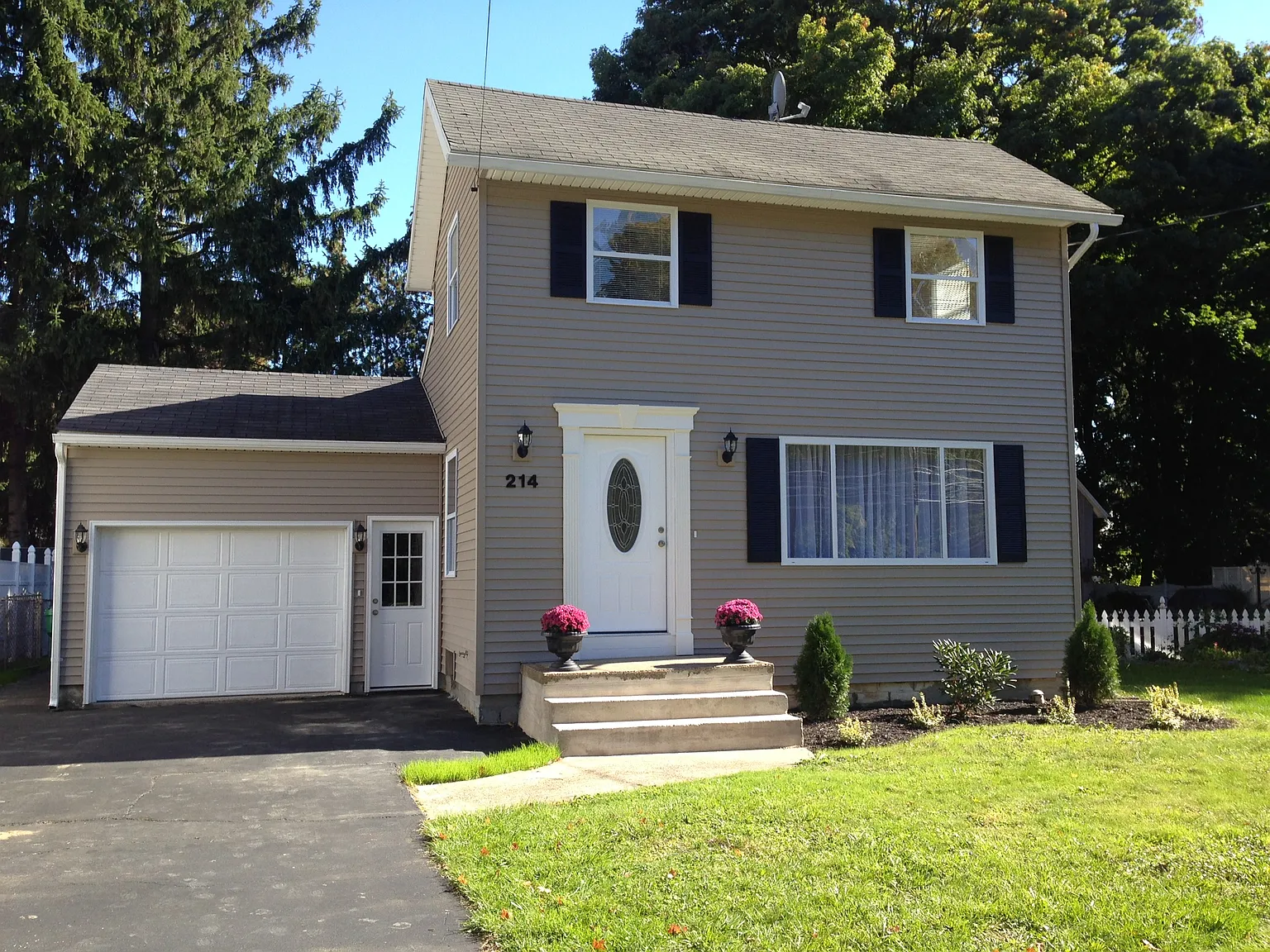 214 Pierce Ave photo 1