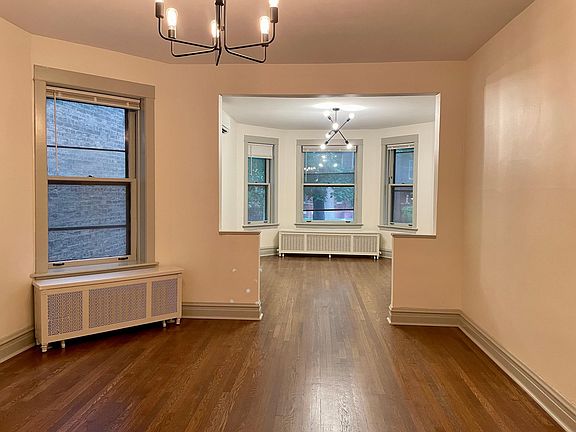 4th image of 4433 N Artesian Ave APT 1