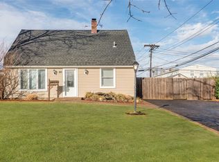 86 Parkside Dr N, Levittown, NY 11756