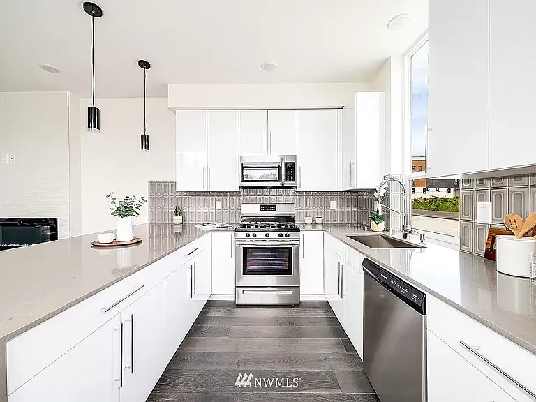9250B 17th Ave SW — Photo 4