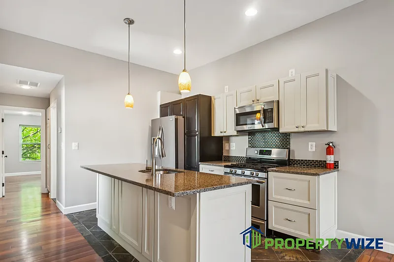 3 bed, 2.0 bath, 2180 sqft, $3,000 — Photo 2