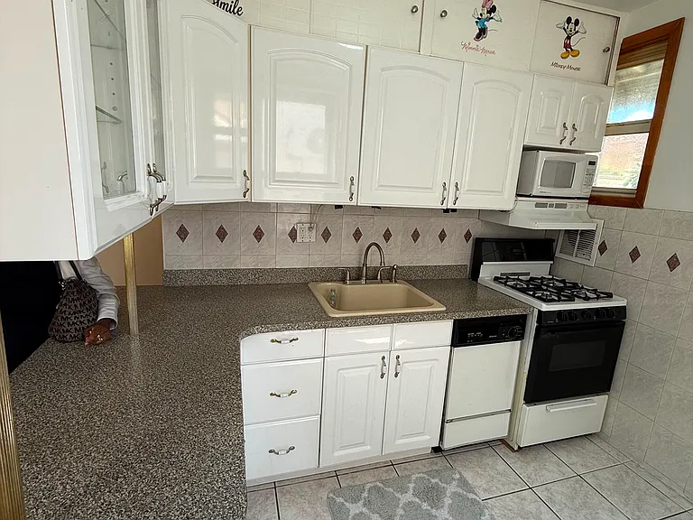 Revere Ave — Photo 1