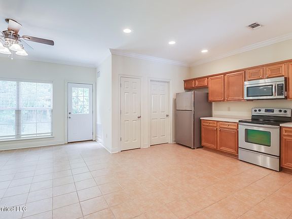 5th image of 894 Jefferson Dr