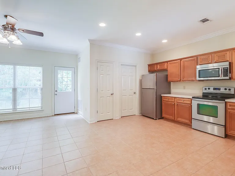 894 Jefferson Dr — Photo 5