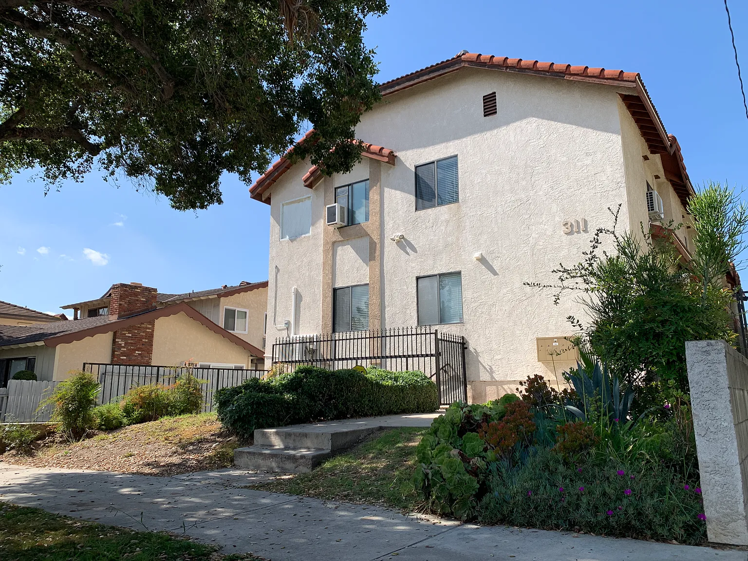 3 bed, 2.5 bath, 1150 sqft, $3,175 — Photo 2