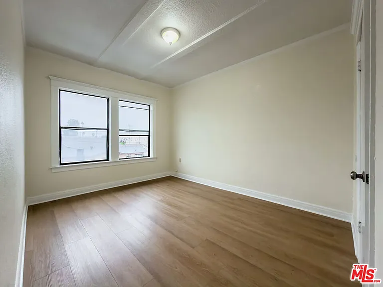 4367 S Van Ness Ave #4 — Photo 7