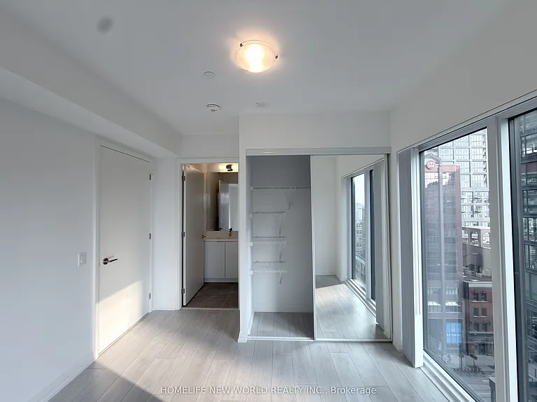 400 King St W #1122 — Photo 14