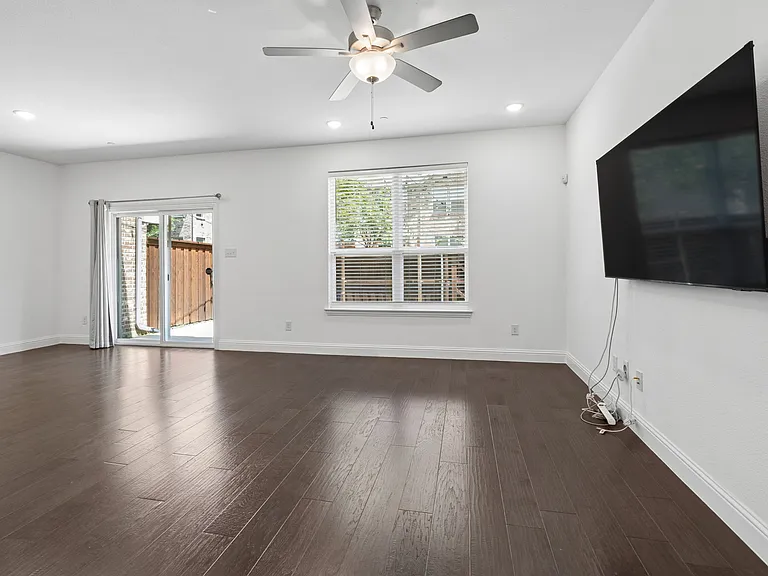 982 Mikaela Dr — Photo 3