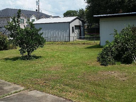4th image of 2404 Lilac St