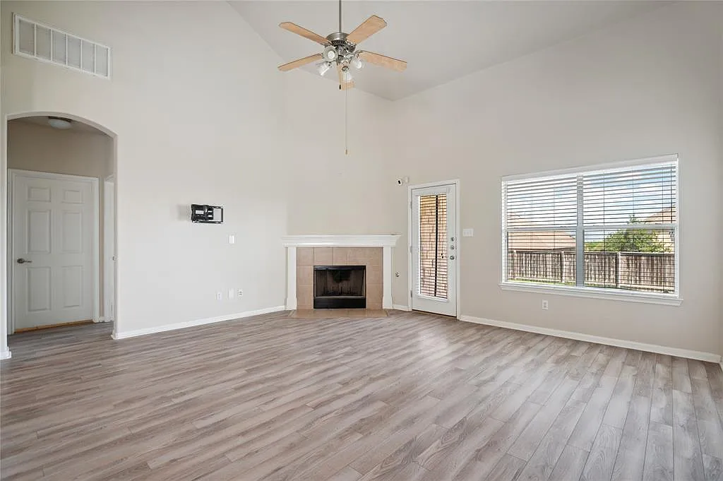 4 bed, 2.5 bath, 2660 sqft, $2,400 — Photo 3
