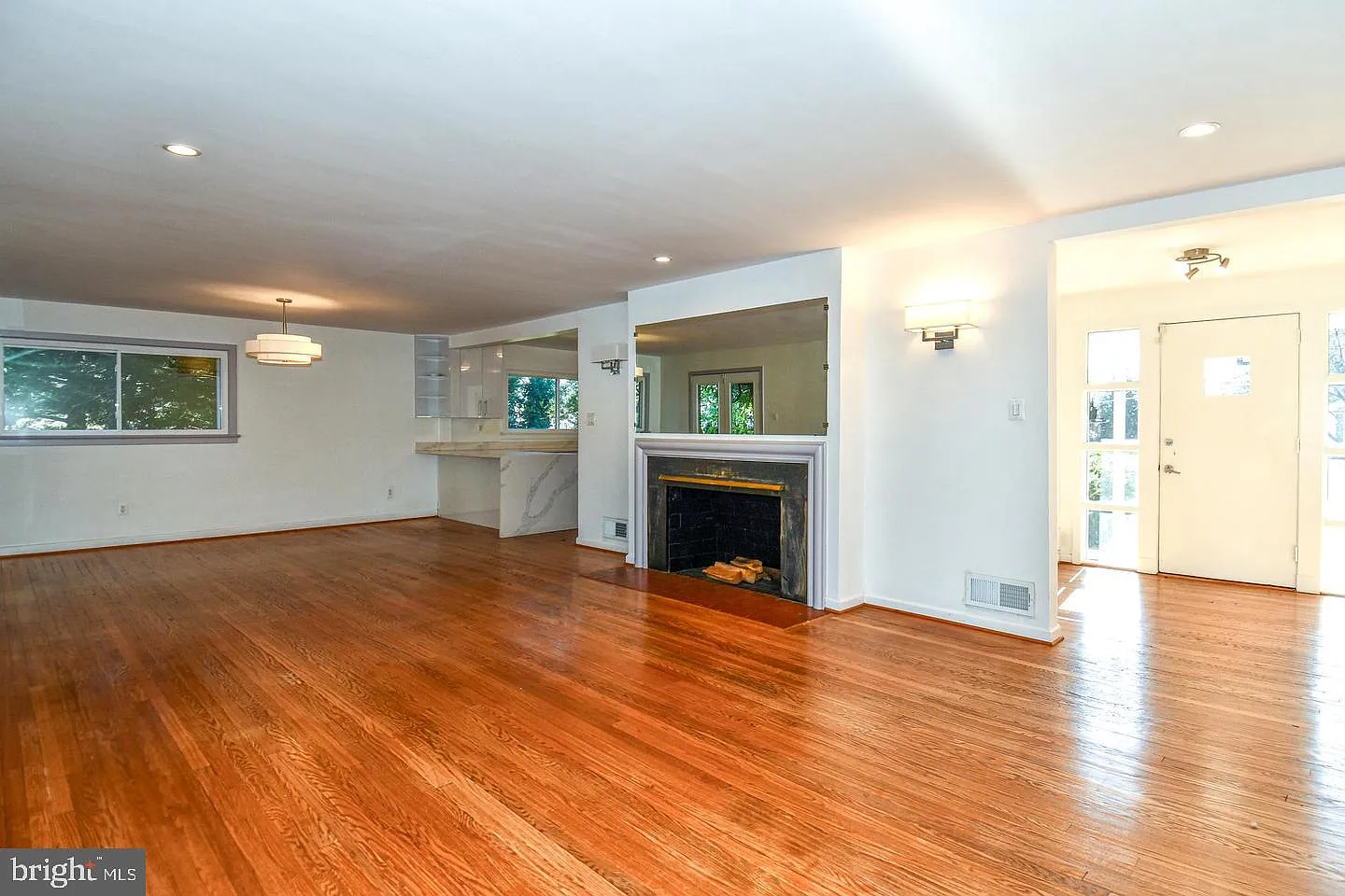 3 bed, 3.0 bath, 3592 sqft, $4,200 — Photo 4