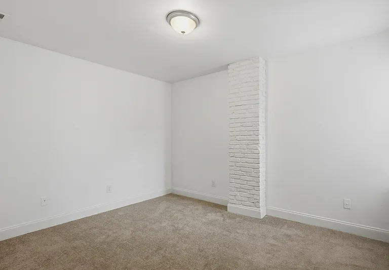 2546 W Baltimore St — Photo 10