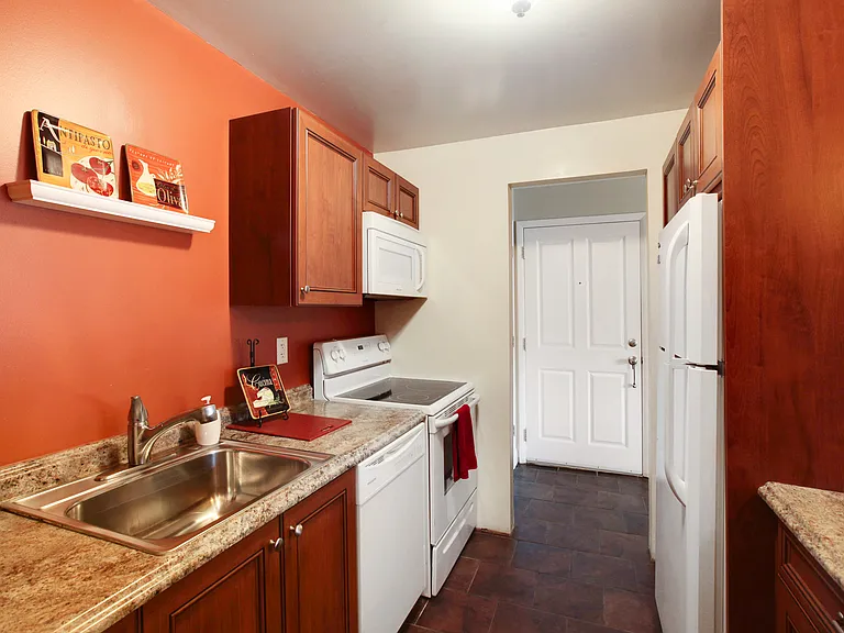 Saratoga Garden Apartments — Photo 6