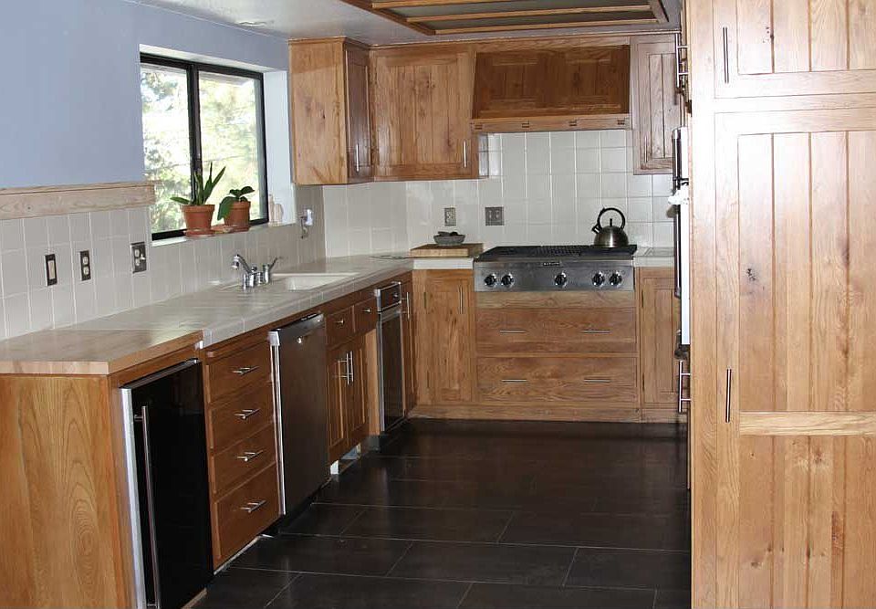 Large Kitchen With NEW Appliliences