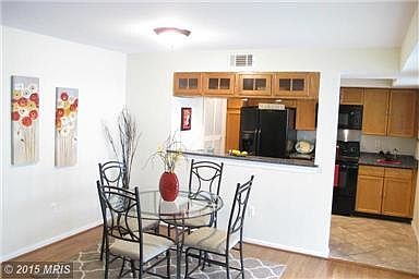 5th image of 2821 S Wakefield St