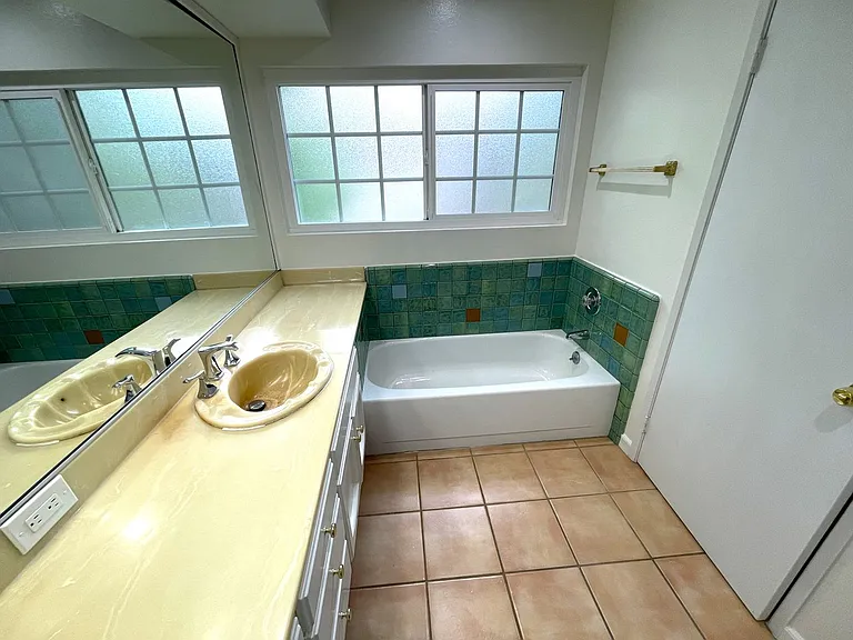 7100 Balboa Blvd #104 — Photo 9