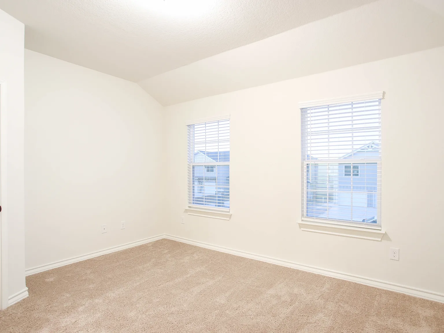 13838 Enzo Gate - 102 — Photo 3