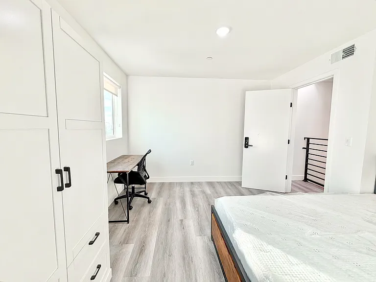 1329 W 36th St — Photo 32