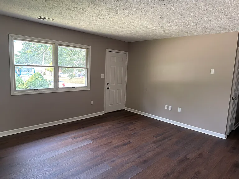 4979 Mercedes Dr — Photo 4