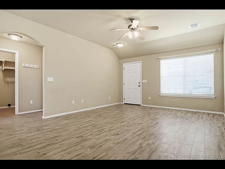605 E Linden Ln — Photo 4